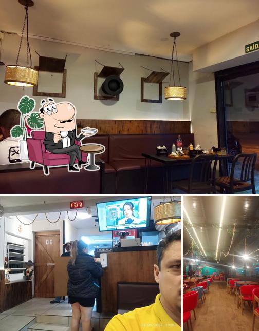 Sente em uma das mesas no Piratas Hot Dog São José - o melhor Hot Dog de São José dos Pinhais