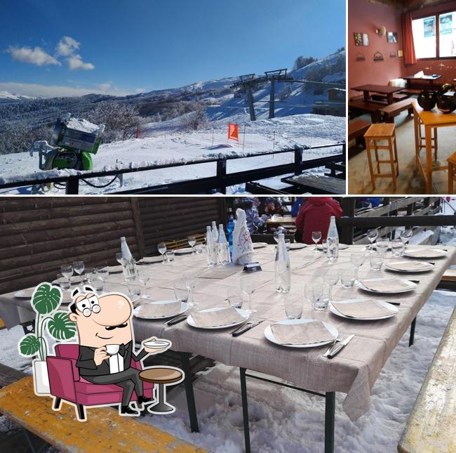 Tra le diverse cose da Rifugio Baita del Pulicchio si possono trovare la interni e cibo