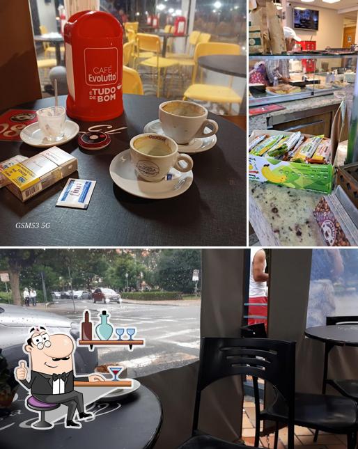 Veja imagens do interior do Café da Praça