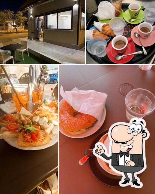 Questa è la foto che mostra la interni e cibo di Café D32