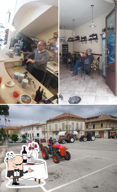 La foto della tavolo da pranzo e esterno di Bar La Cantina