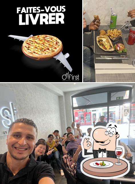 Questa è la immagine che presenta la cibo e interni di O'first