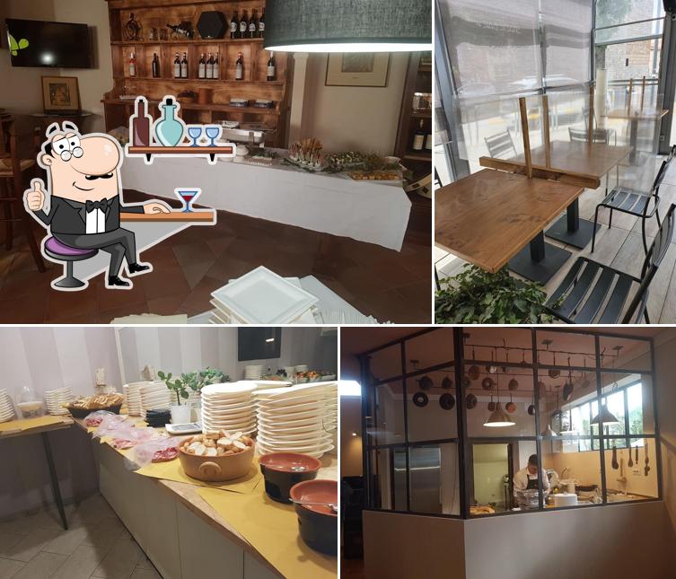 Siediti a un tavolo di snack bar