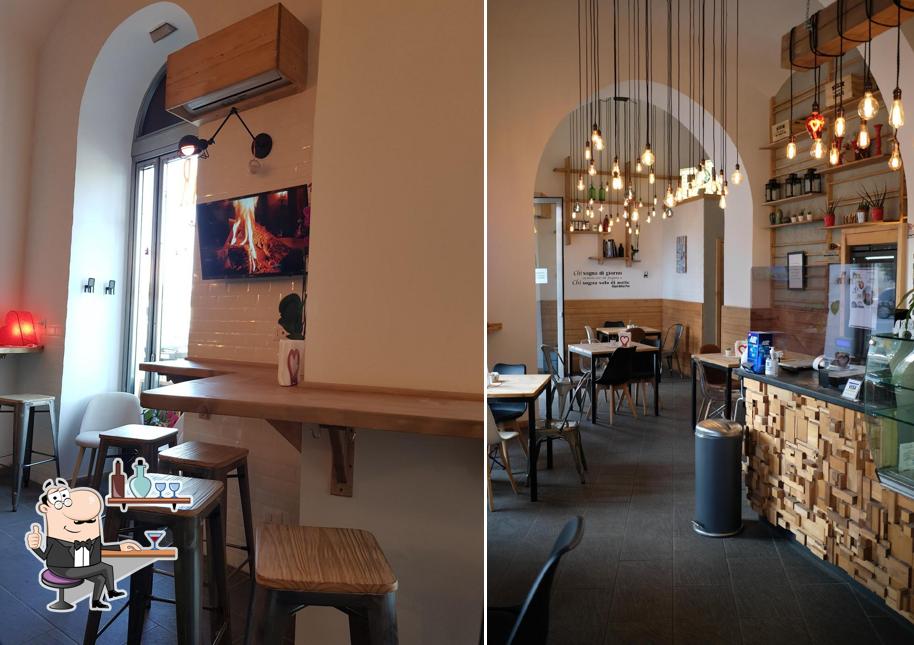 Siediti a un tavolo di WARM BAR TAVOLA CALDA