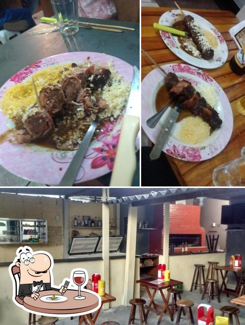 Entre diferentes coisas, comida e interior podem ser encontrados no Espetinho Do Filé