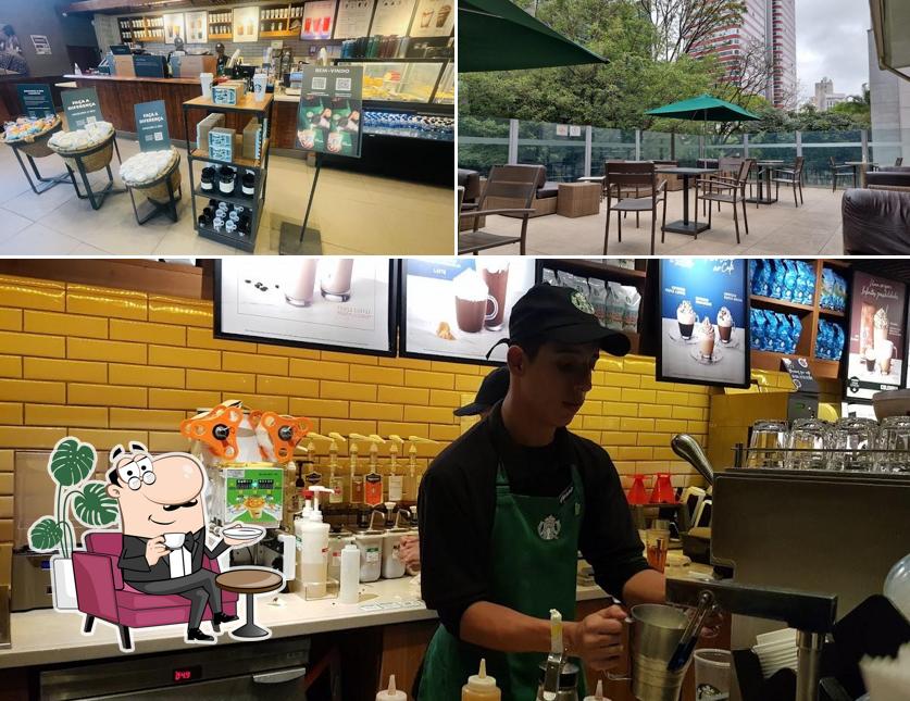 O interior do Starbucks