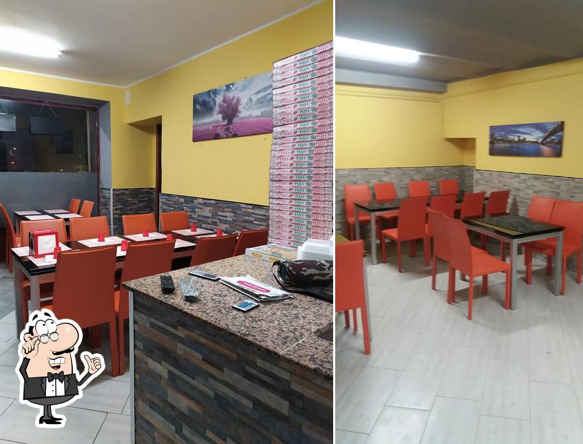 Siediti a un tavolo di il capitano pizza kebab