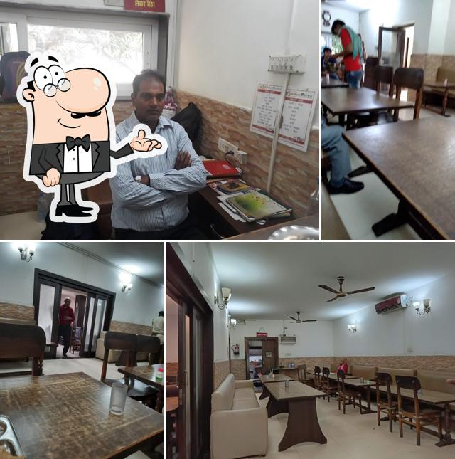 Take a seat at one of the tables at Abhiruchi - Marwari Vaasa Bhojnalay (1940)