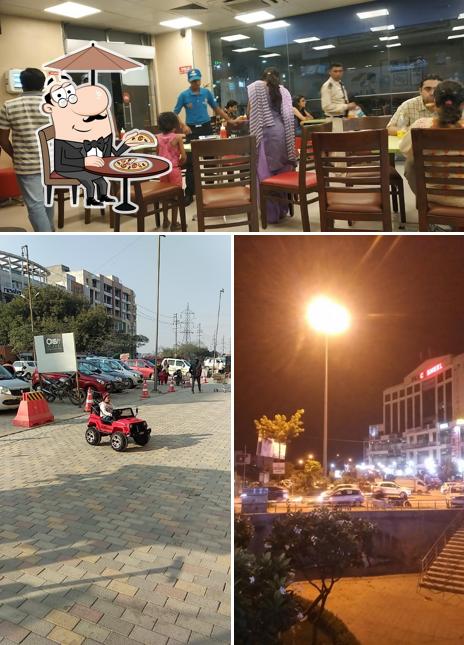 Domino's Pizza Dundahera, Ghaziabad is distinguished by exterior and food