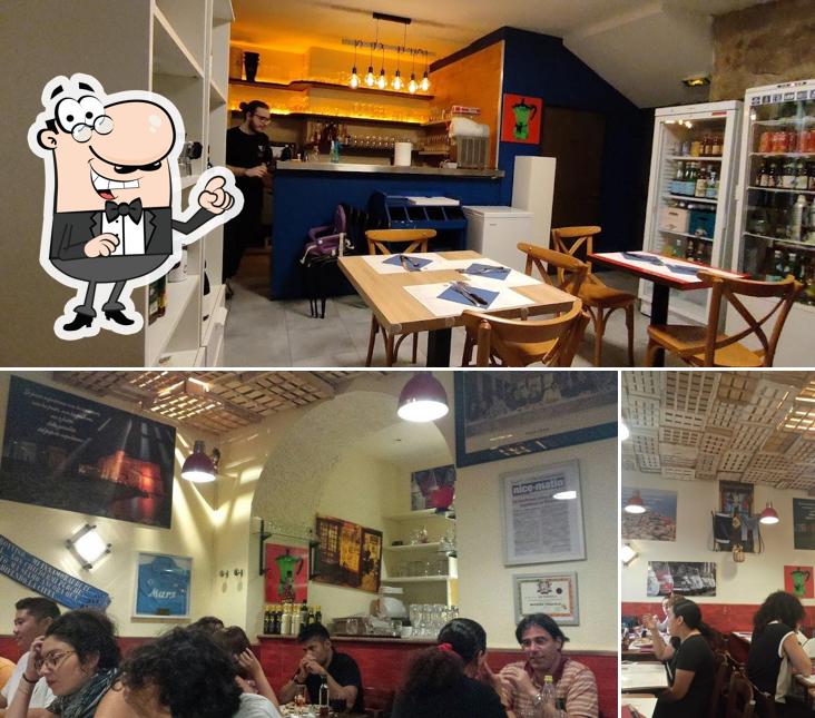 Installez-vous à l'une des tables de Les Amoureux
