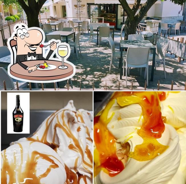 La cibo e interni del ristorante