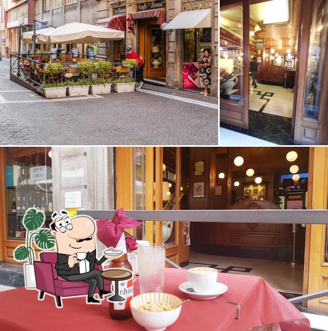 La interni e tavolo da pranzo del ristorante