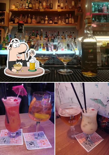 Puoi ordinare un rinfrescante bicchiere di birra chiara o scura