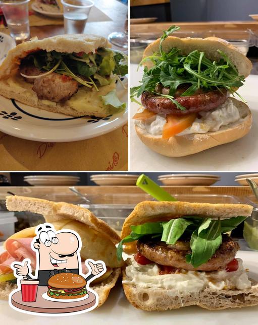 Ordina un hamburger a Distinti Salumi Monopoli