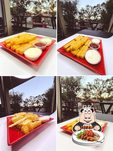 Batatas fritas bravas em Frango Frito chicken.ro crocante empanado