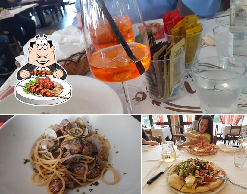 La cibo e tavolo da pranzo del ristorante