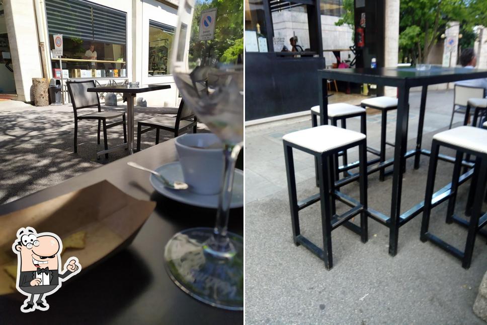 Dai un'occhiata agli interni di Bar Lidia