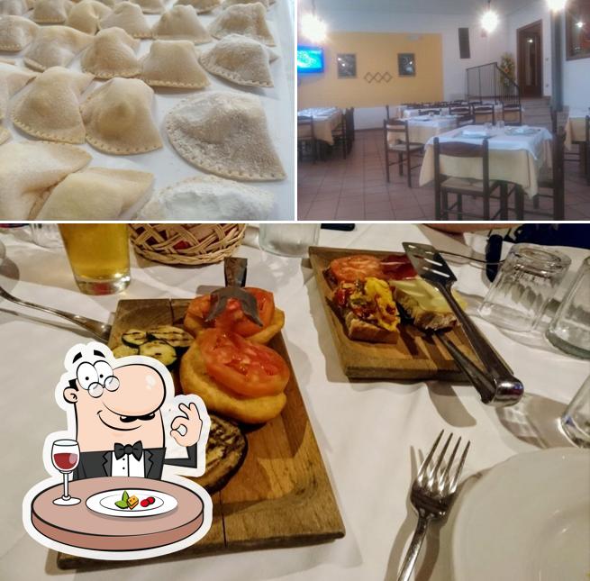 Dai un’occhiata alla immagine che presenta la cibo e interni di LA LOCANDA DEL VOLTIGNO