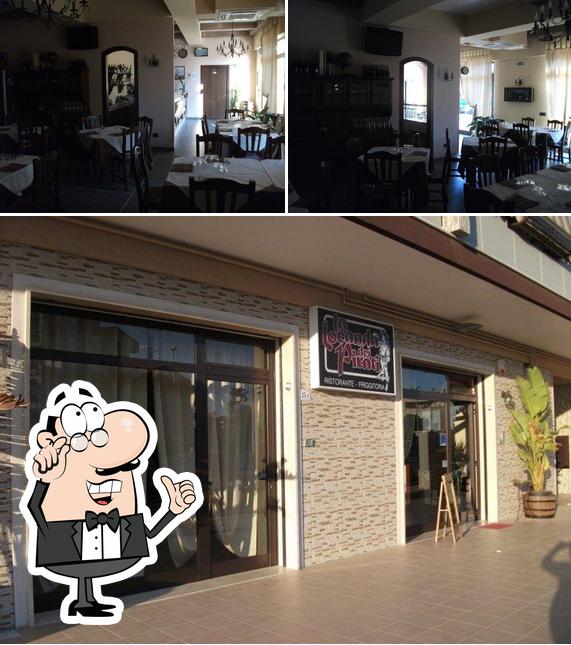 Siediti a un tavolo di la locanda dei pirati