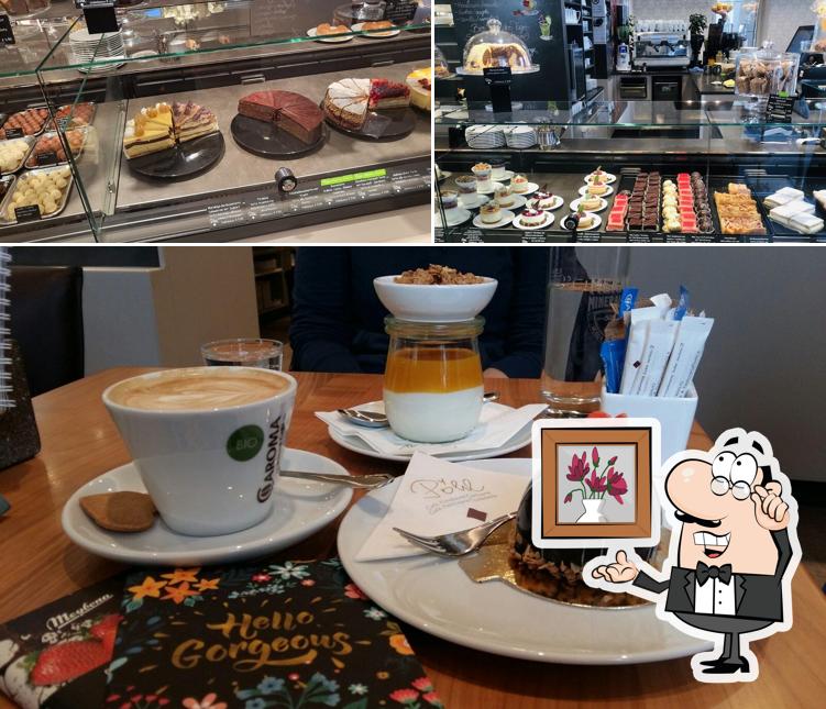 Siediti a un tavolo di Cafè Konditorei Confiserie Pohl