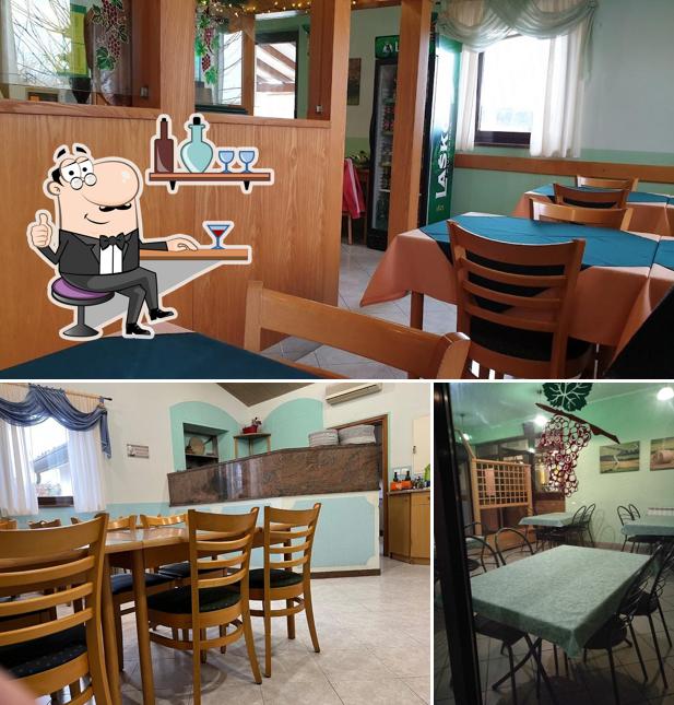 Okrepčevalnica Skala si caratterizza per la interni e tavolo da pranzo