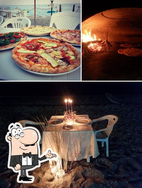 Tra le varie cose da RED MOON pizzeria ristorante disco pub lido balneare Bova Marina si possono trovare la interni e cibo