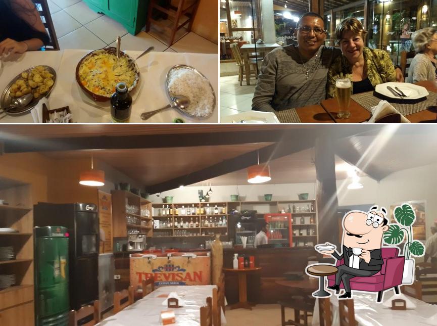 Sente em uma das mesas no Restaurante Caravaggio
