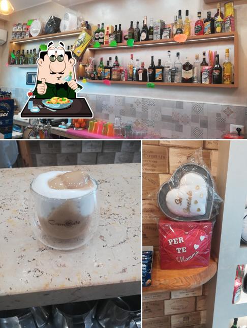 Dai un’occhiata alla immagine che raffigura la cibo e esterno di Sweet & Coffee