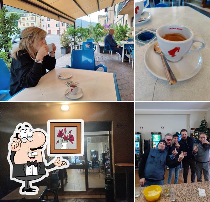 La foto di interni e bevanda da Bar sport