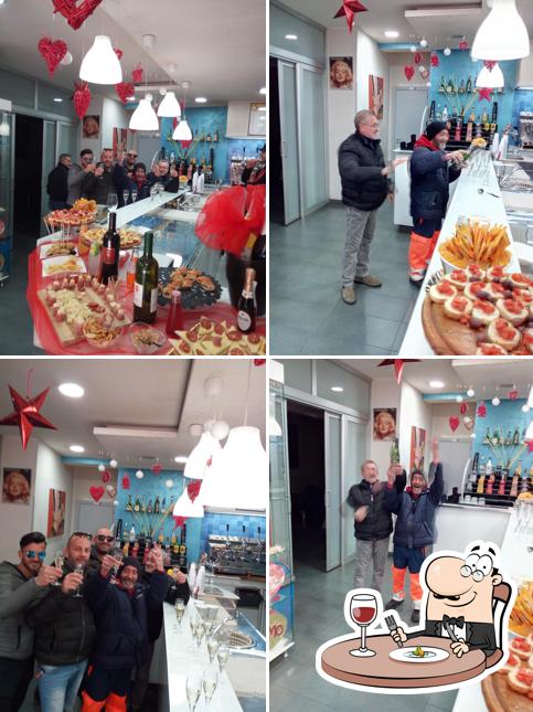 La immagine della cibo e interni di Bar Privilege