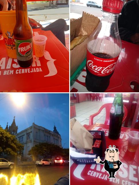 Desfrute de uma bebida no Chalana's