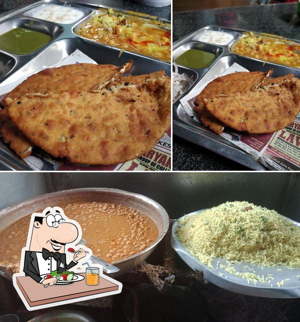 Food at Hansu ji Puri Wale ਹੰਸੂ ਜੀ ਪੁੜੀ ਵਾਲੇ