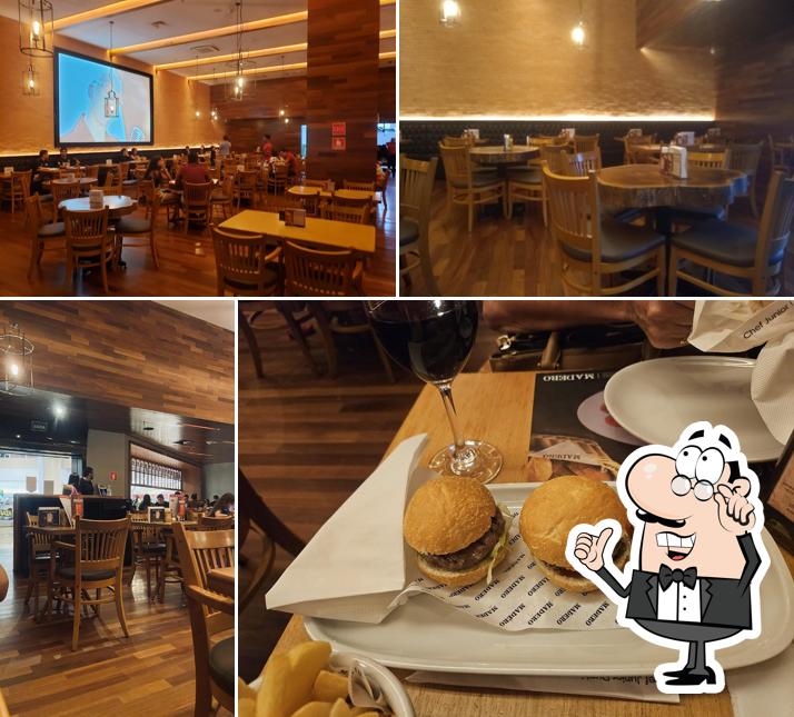 Sente em uma das mesas no Madero Steak House Riomar Aracaju