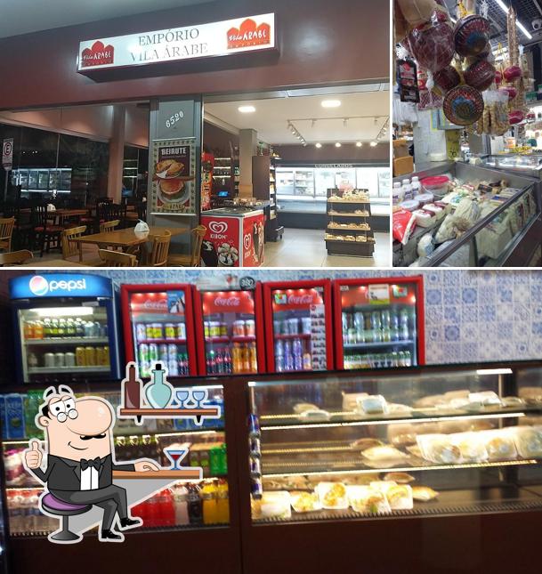 Sente em uma das mesas no Empório Vila Árabe