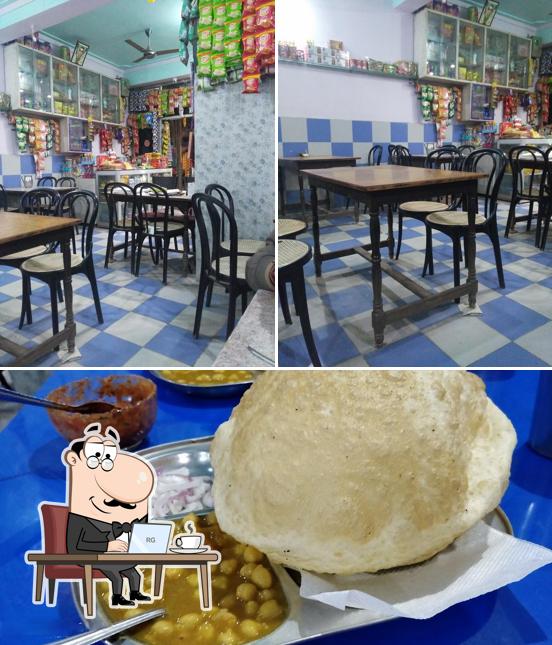 The image of interior and food at Aap Ki Pasand