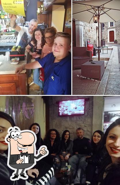 La immagine di interni e bancone da bar da Peppe Bar