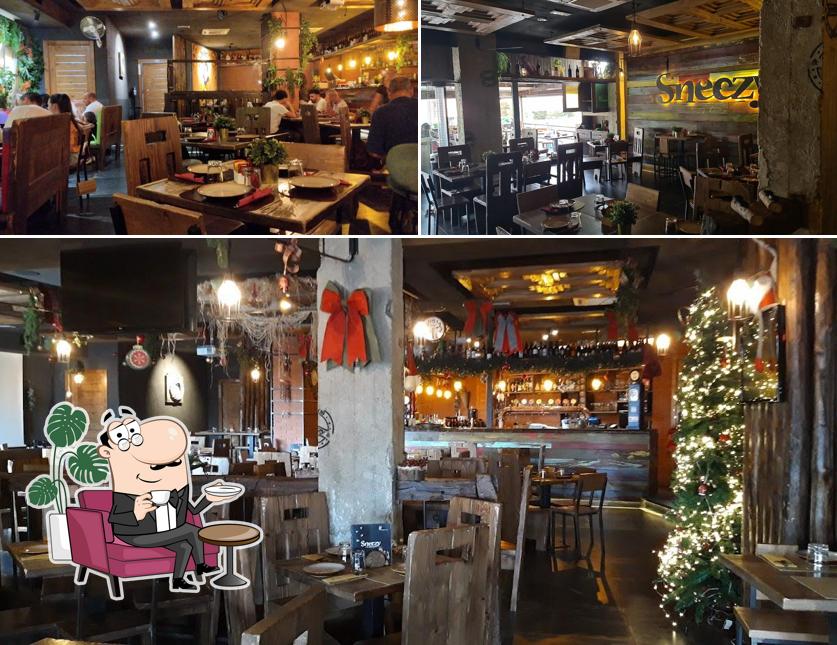 Siediti a un tavolo di Sneezy pub&grill