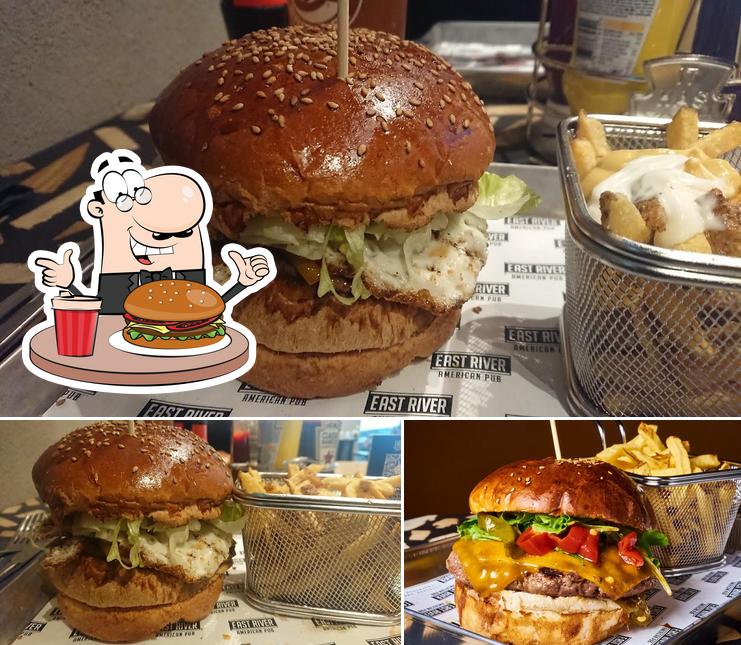 Prenditi un hamburger a East River American Pub Vetra
