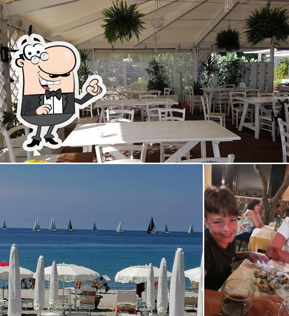 La foto di interni e frutti di mare da Lido Lentiscelle