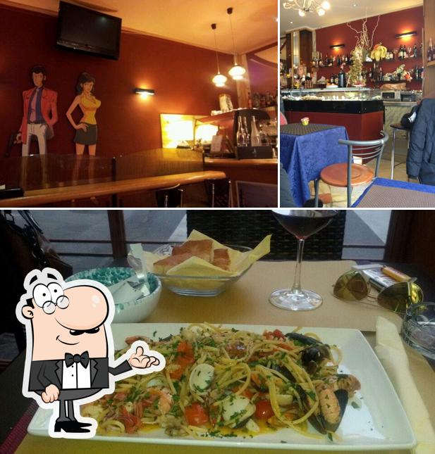 Siediti a un tavolo di L'osteria Dell'ok