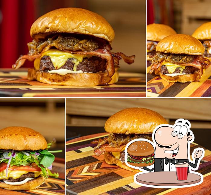 Delicie-se com um hambúrguer no Fogo e Brasa - Smoke House