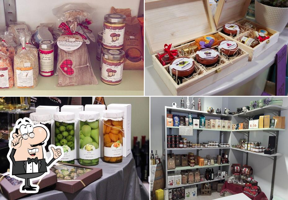 Tipico & Genuino Vini Liquori Specialita' Gastronomiche si caratterizza per la interni e cibo