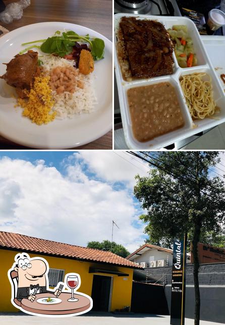 Dê uma olhada a imagem apresentando comida e exterior a Quintal da Villa Vila Ema Marmitaria