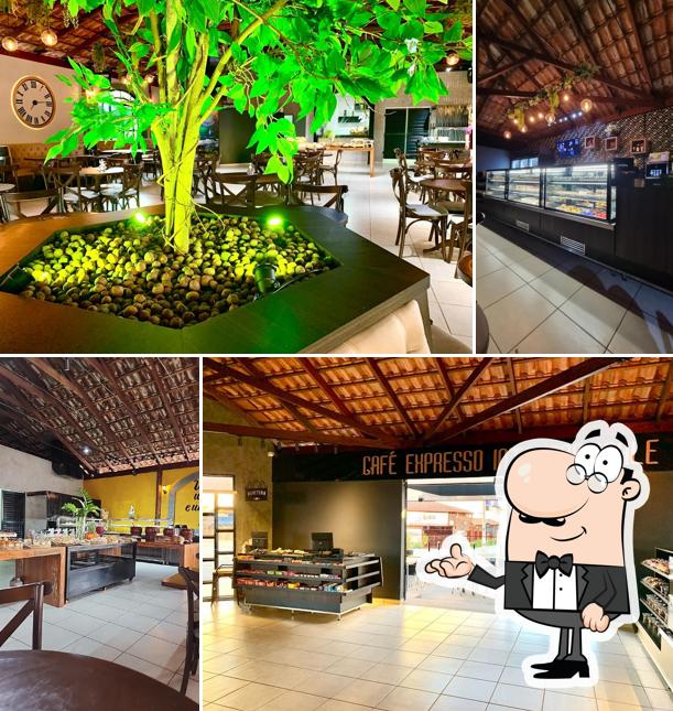 Sente em uma das mesas no Estação do café