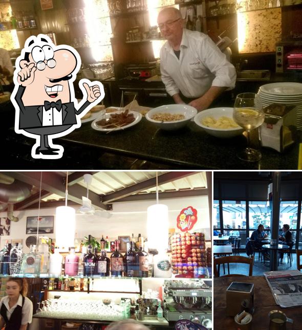 Siediti a un tavolo di Caffè la Piramide