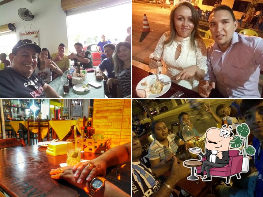 Sente em uma das mesas no Pizzaria, churrascaria e pastelaria Franciné