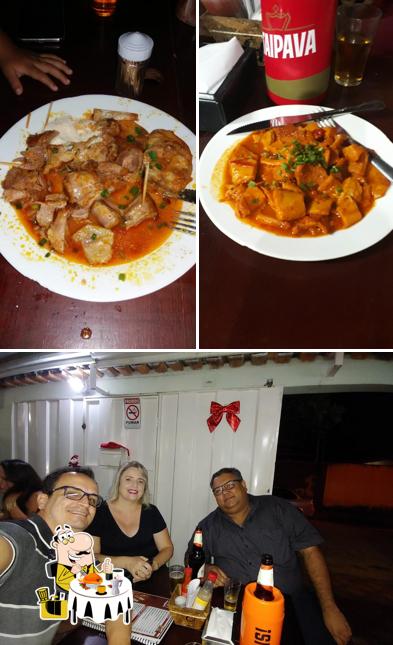 A comida e balcão de bar do restaurante