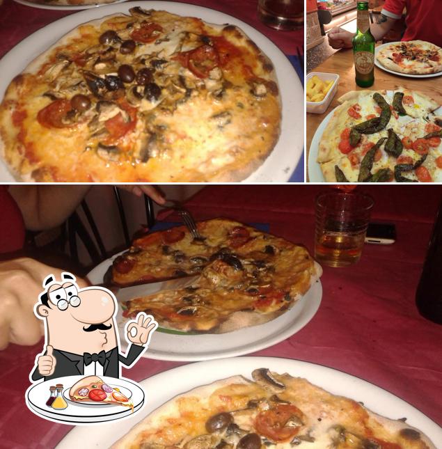 Prenditi una pizza a Trattoria Pizzeria La Volta dal 1994