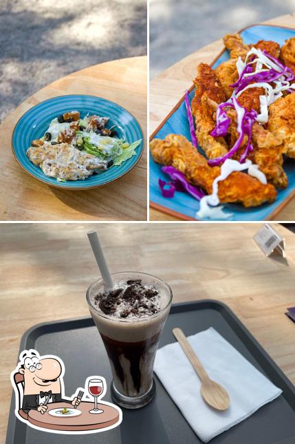 Meals at Flamingo Cafe Le ɛstaminɛ