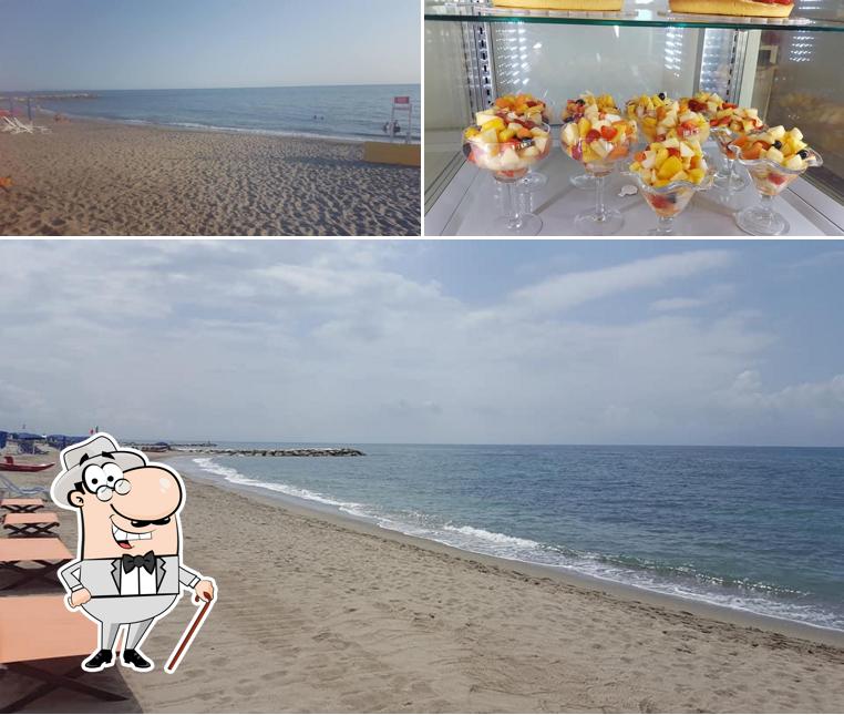 La esterno e cibo del ristorante
